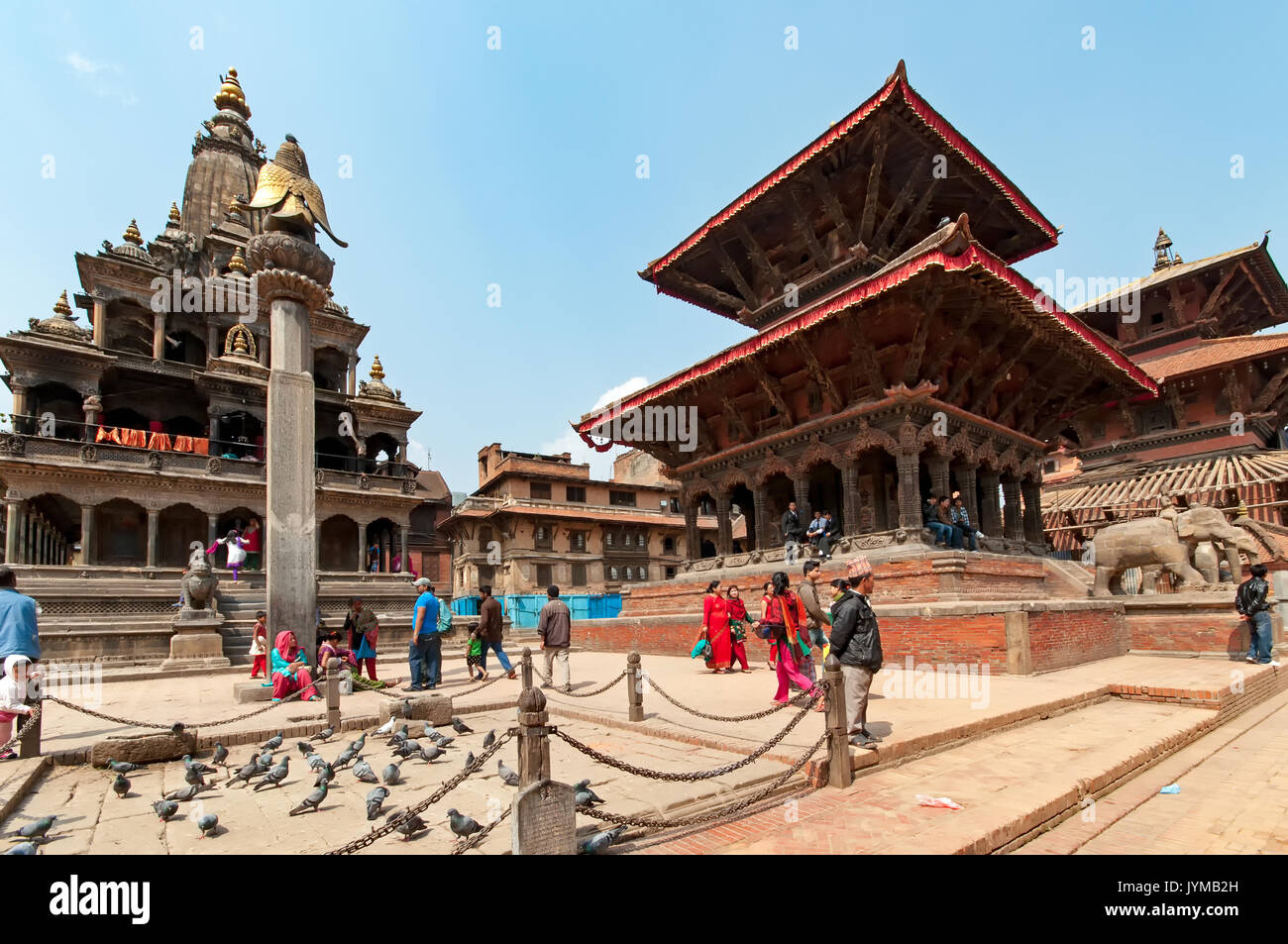 Kathmandu, Nepal - März 09, 2013: Die Menschen gehen mit Kathmandu Durbar Square. Durbar Square ist der generische Name verwendet, Plätze und Bereiche zu beschreiben Oppo Stockfoto