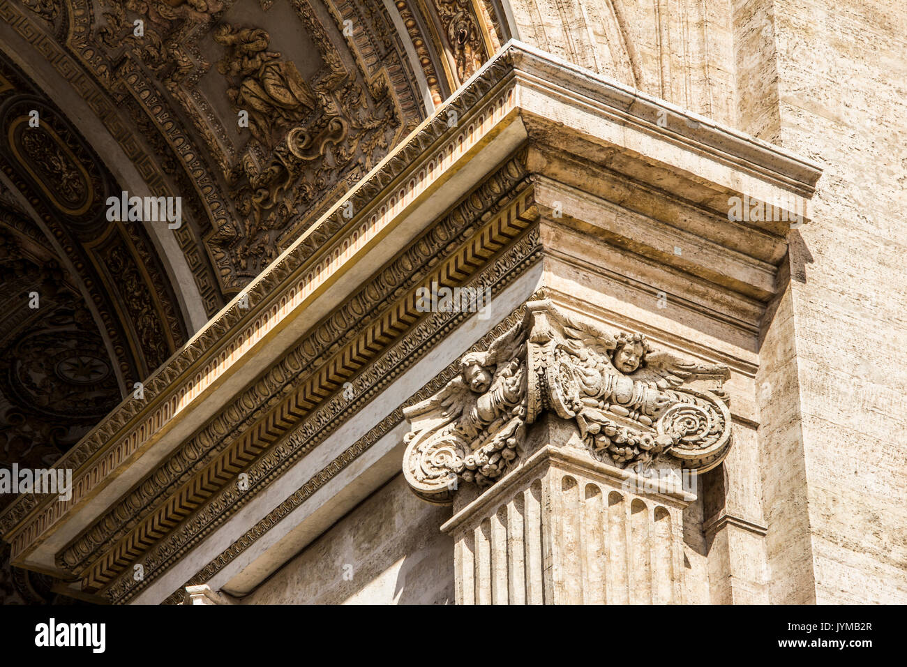 Vatikan, Italien - 25 August 2015: Interieur und architektonischen Details des Arch service Eingang der Basilika des heiligen Petrus, Vtican Stadt Stockfoto