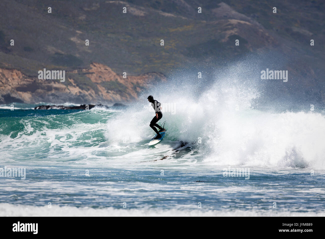 Kaltes Wasser surfer schneidet eine scharfe Kurve auf Kamm der Welle Stockfoto