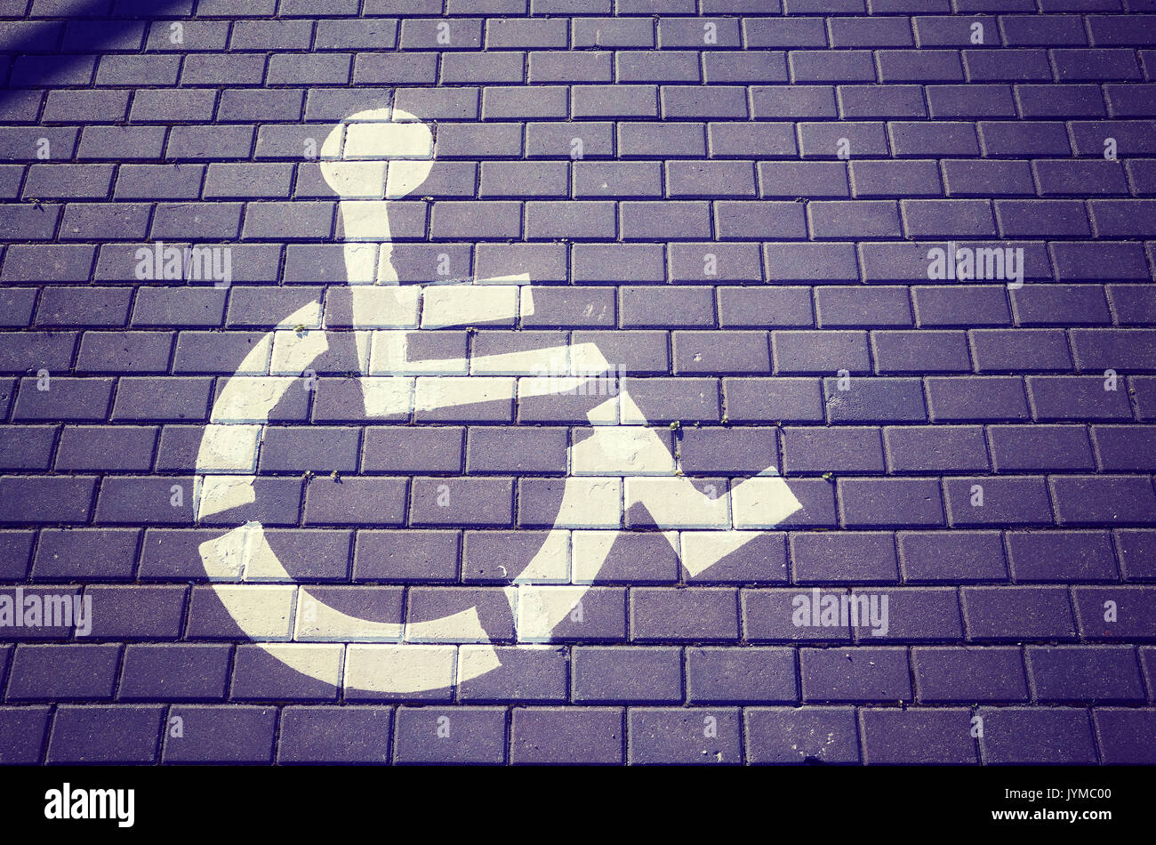 Vintage getonten Bild der Internationale Symbol der Zugang (ISA) auf einer Straße bemalt. Stockfoto