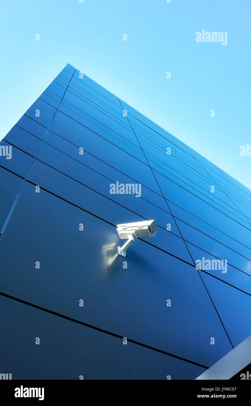 Closed Circuit Television (CCTV) Kamera auf ein Bürogebäude an der Wand. Stockfoto