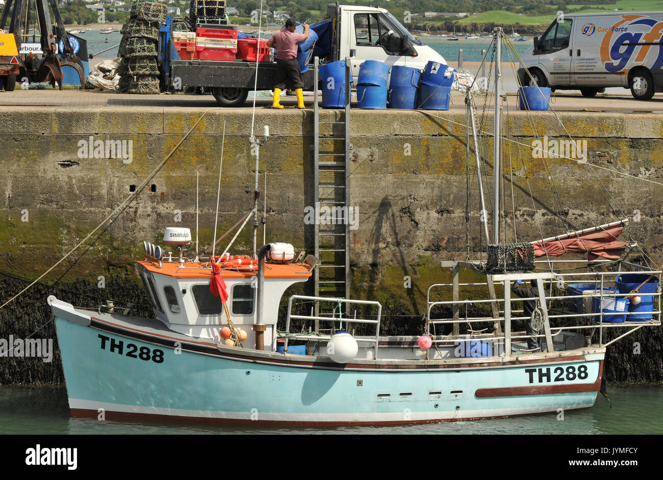 Wt und St Ives bunte Fischereifahrzeuge gebunden in Hafen in Cornish Ports Docks und Badeorte Stockfoto