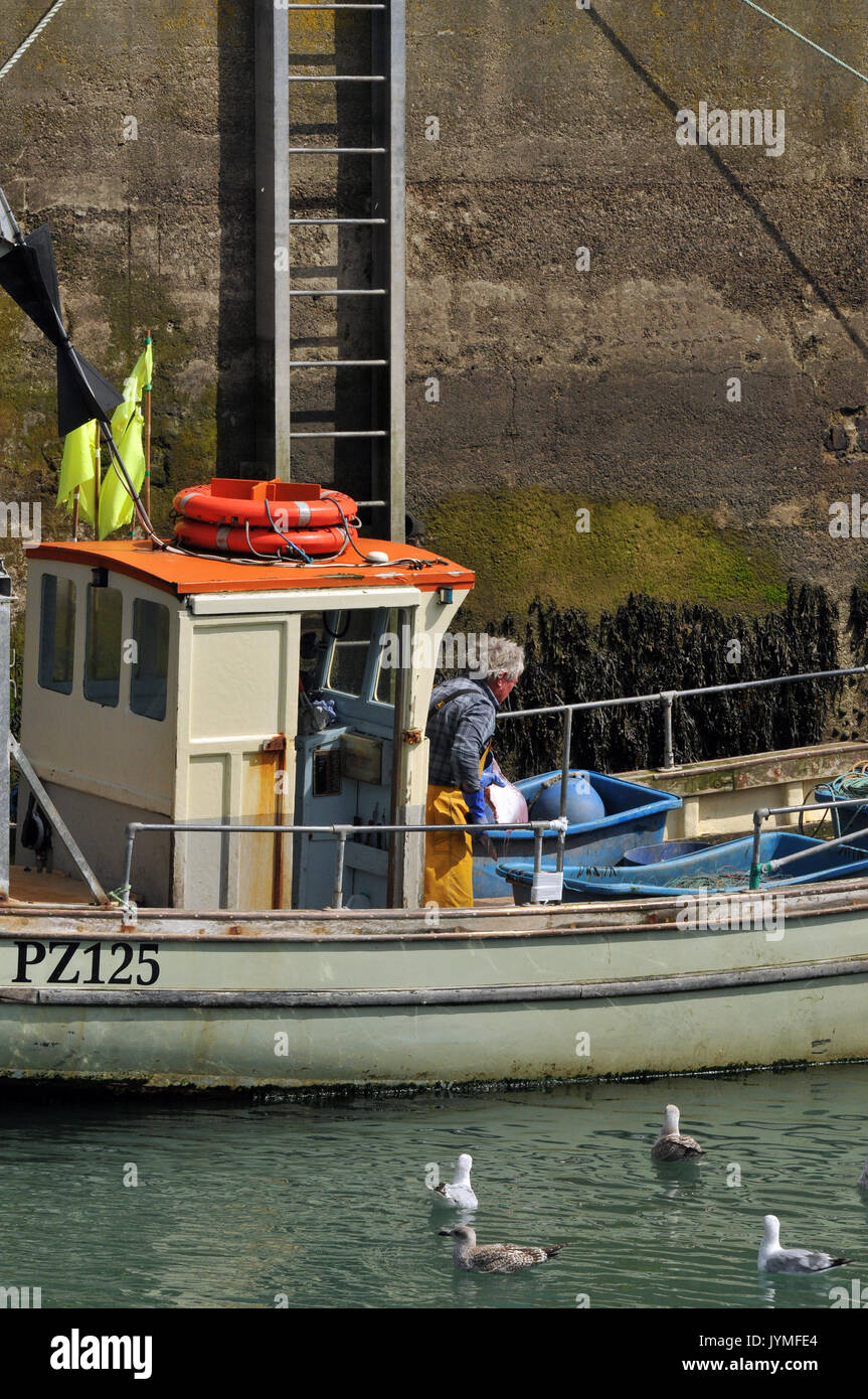 Wt und St Ives bunte Fischereifahrzeuge gebunden in Hafen in Cornish Ports Docks und Badeorte Stockfoto