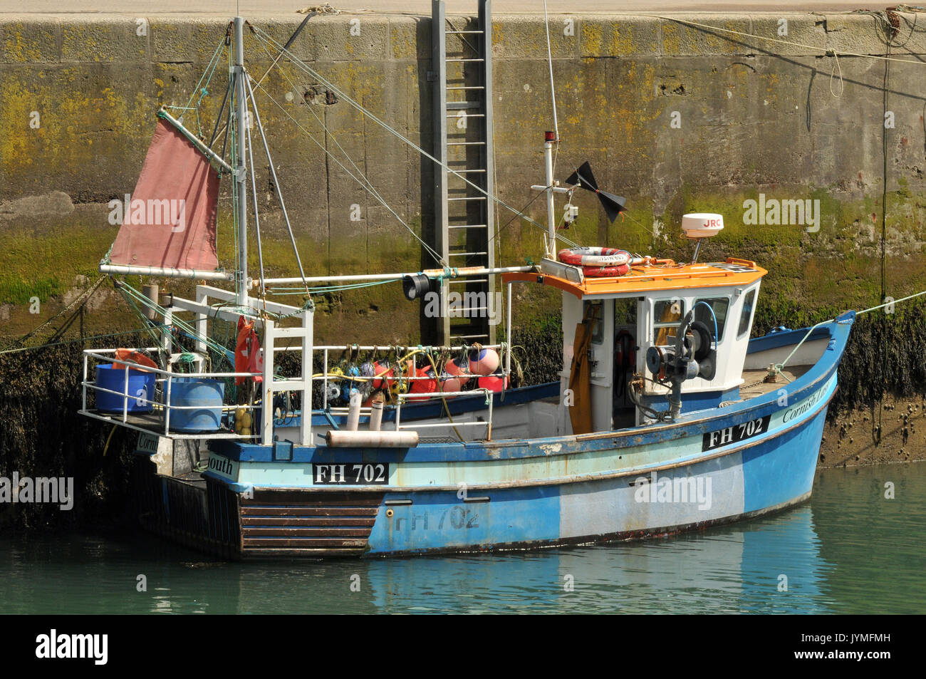 Wt und St Ives bunte Fischereifahrzeuge gebunden in Hafen in Cornish Ports Docks und Badeorte Stockfoto