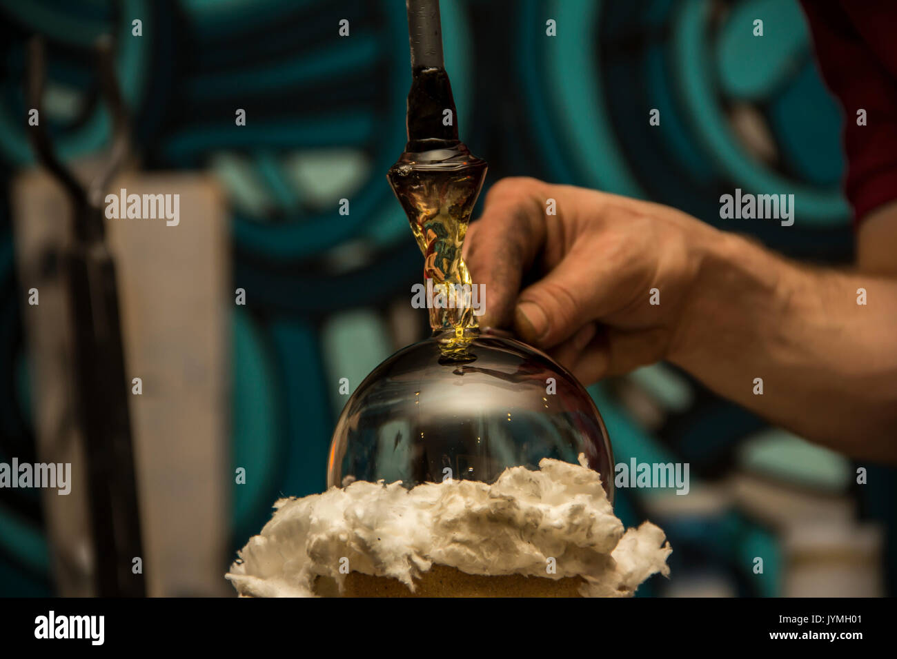 Handgefertigte Abbildung des geschmolzenen Glas, ein Glas Gebläse arbeiten geschmolzenes  Glas auf eine Stange Stockfotografie - Alamy