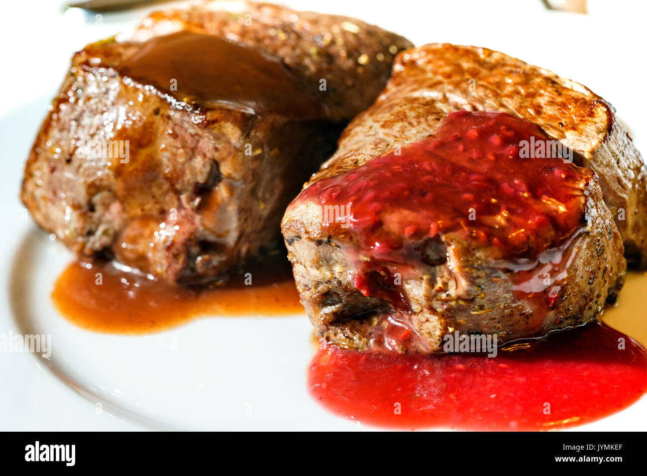 Gegrilltes Steak für das Essen gekocht, plum Sauce Stockfoto