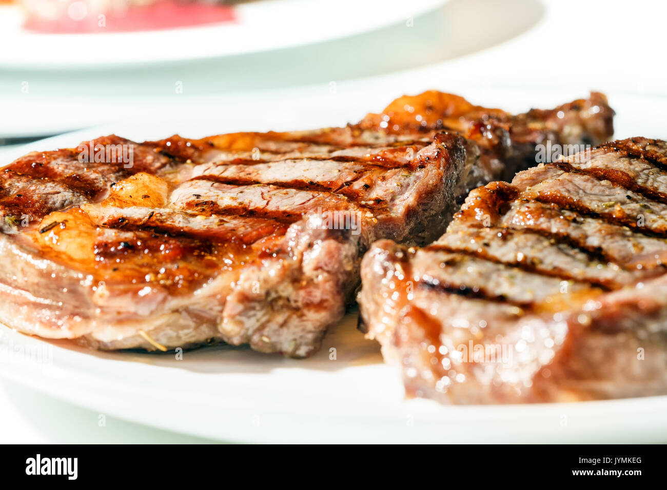 Leckere saftige Steaks vom Grill auf einer Platte ribeye, selektiver Fokus, Nahaufnahme. Stockfoto