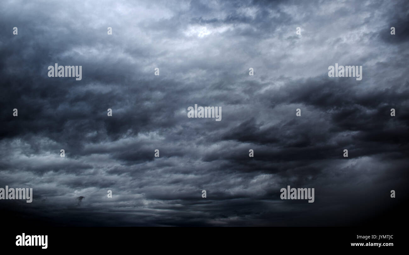 Wirklich schlechtes Wetter Wolke scape, schwarz und gey regen Gewitterwolken Stockfoto