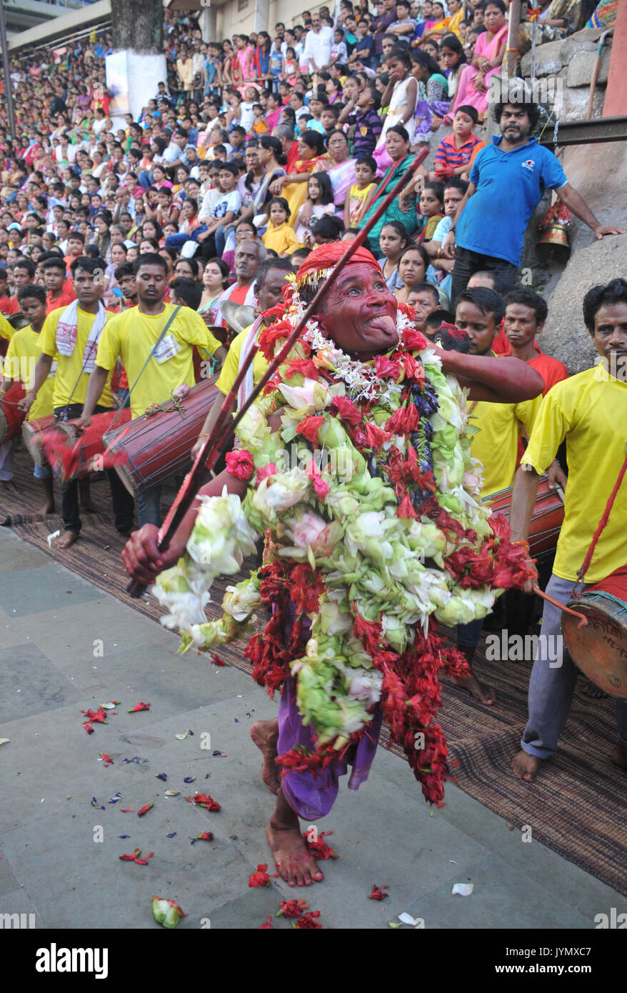 Guwahati, Indien. 19 Aug, 2017. Ein Priester führt einen Tanz mit einer Ziege während des 3. Tag der Deodhani Festival in der Kamakhya Tempels in Guwahati am Samstag, 19. August 2017. Das Festival ist gehalten, die Anbetung der Schlange Göttin Kamakhya, während der Ziegen und Tauben angeboten und geopfert. Credit: Rajib Jyoti Sarma/Pacific Press/Alamy leben Nachrichten Stockfoto