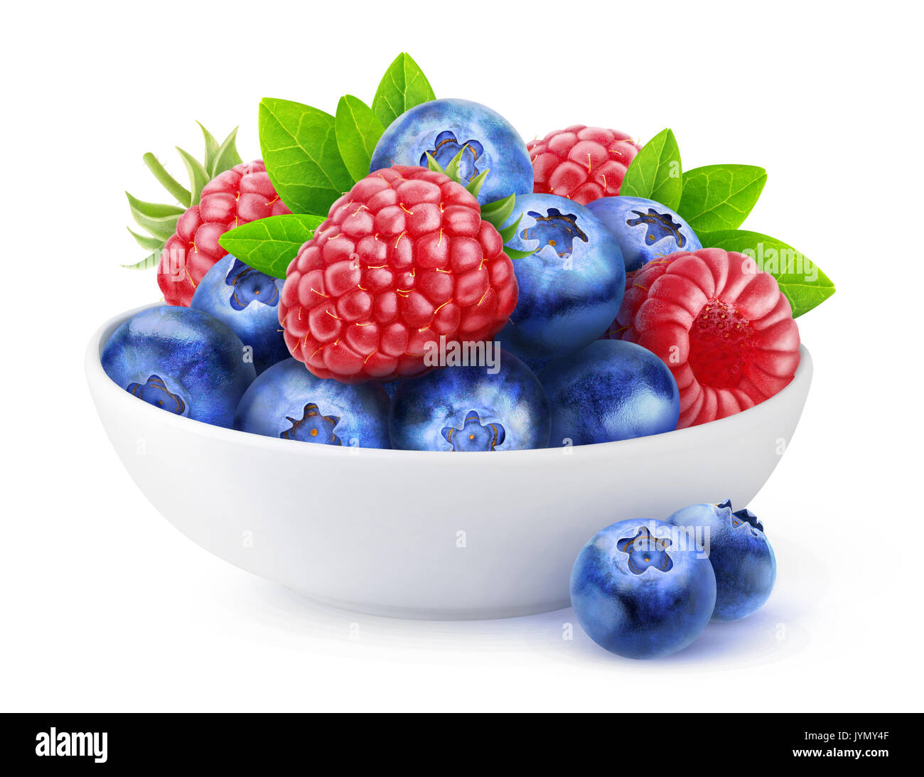 Isolierte Beeren. Stapel von frischen Heidelbeeren und Himbeeren in Keramik Schüssel auf weißem Hintergrund mit Freistellungspfad isoliert Stockfoto