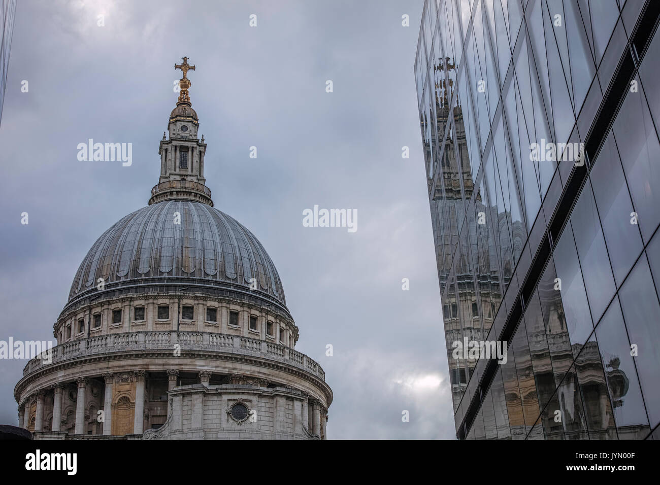 St Paul's Cathedral und Reflexion in Glas Fenster Stockfoto