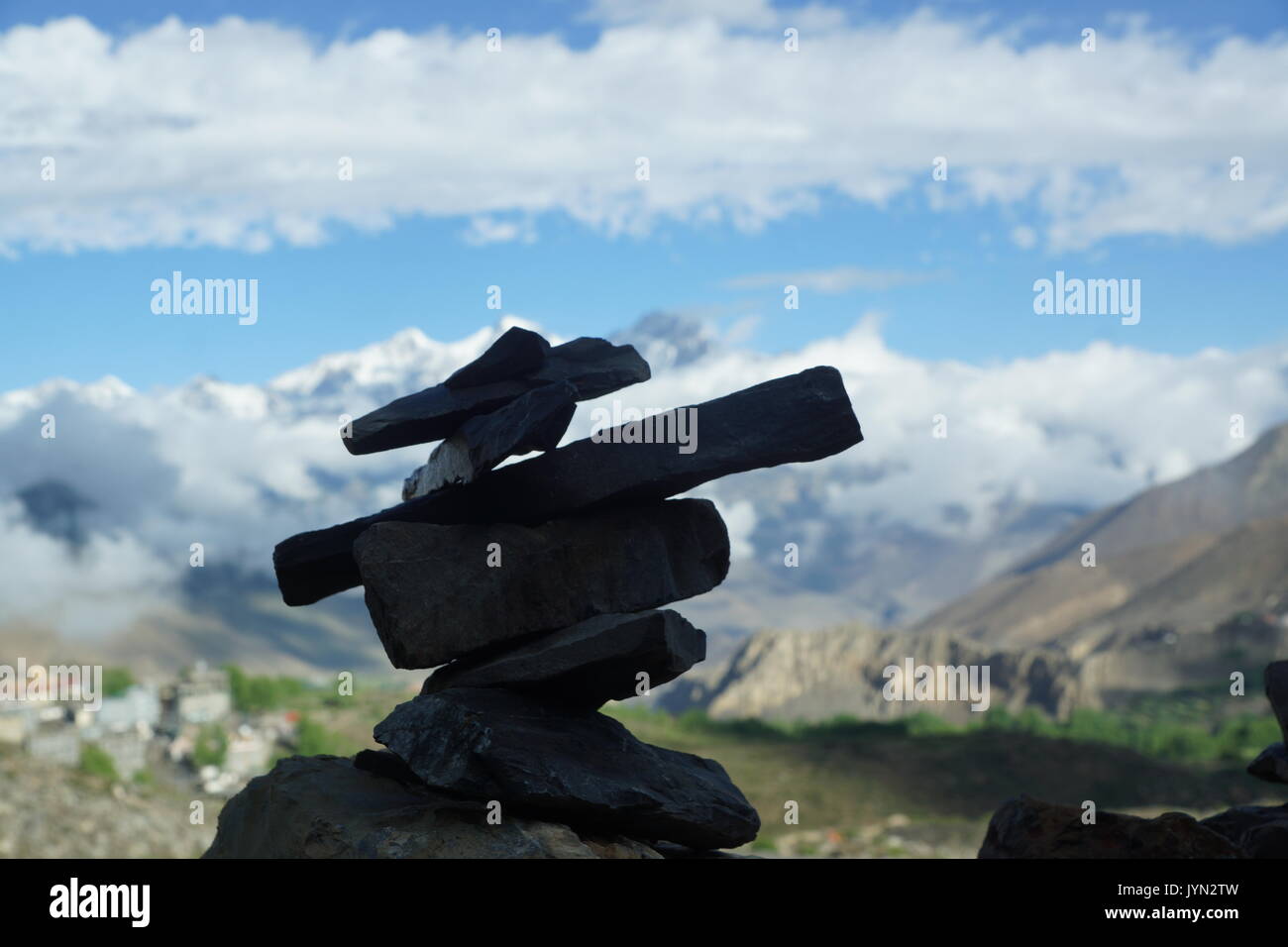 Mani Stein vor des Himalaya in Mustang, Nepal Stockfoto