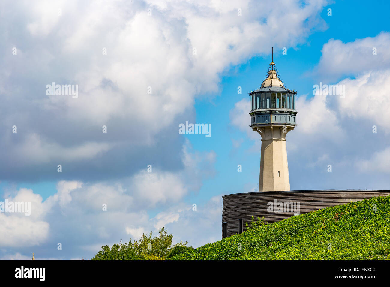 Le Phare Leuchtturm inmitten der grünen Weinberge in einem kleinen Dorf von Verzenay, in der Nähe von Reims, Champagne, Frankreich Stockfoto