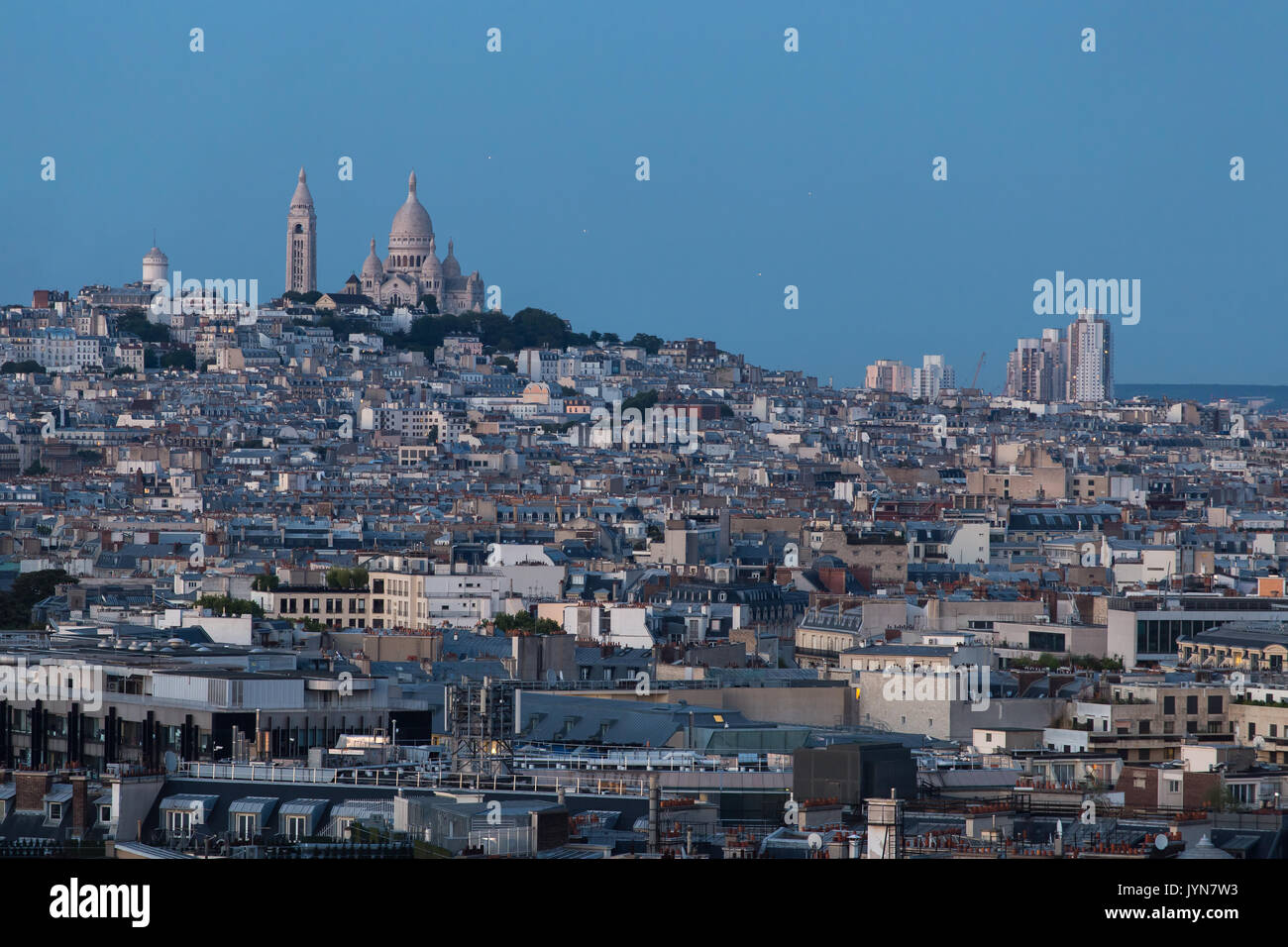 Die Sacré-Coeur Kathedrale mit Blick auf Paris vom Montmartre Stockfoto