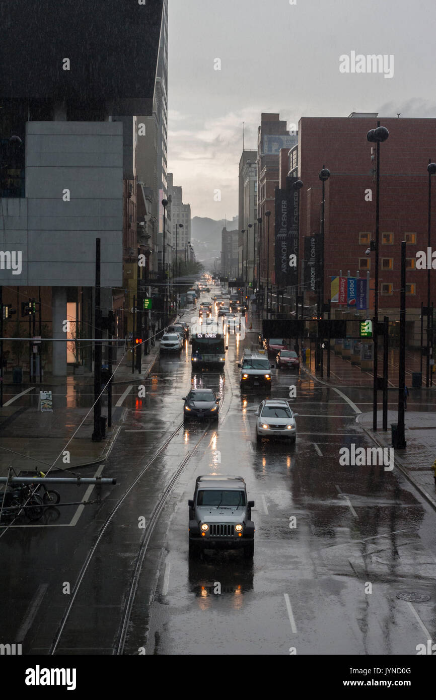 Stadt Straße an einem regnerischen Tag. Stockfoto