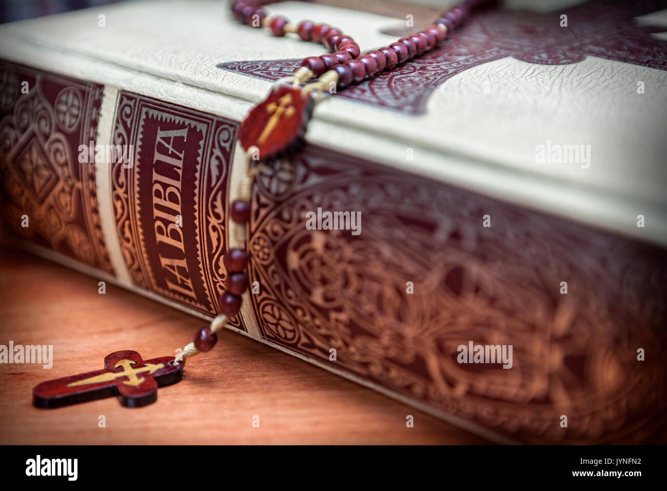 Rosenkranz und eine Heilige Bibel Stockfoto
