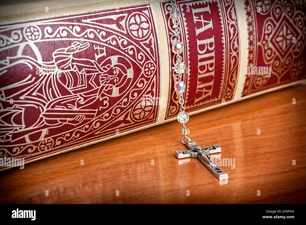 Rosenkranz und eine Heilige Bibel Stockfoto