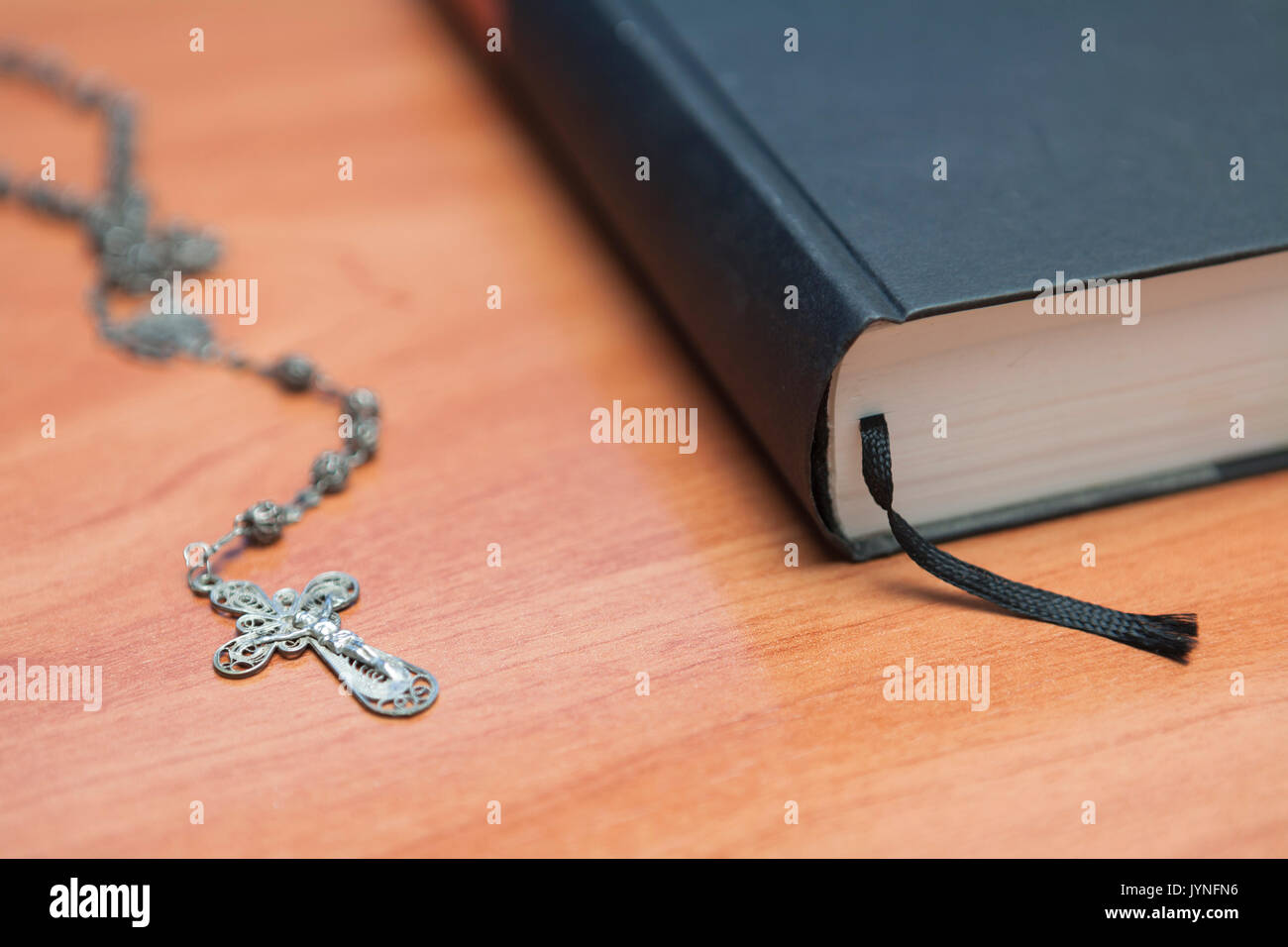 Rosenkranz und eine Heilige Bibel Stockfoto