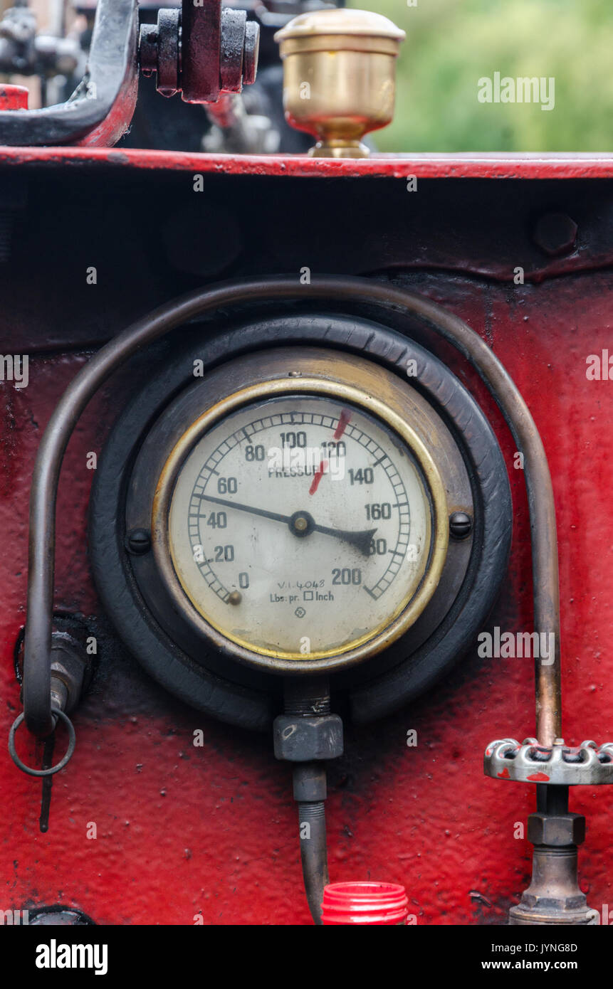 Eine Nahaufnahme von einem Manometer an einer Dampfmaschine. Stockfoto