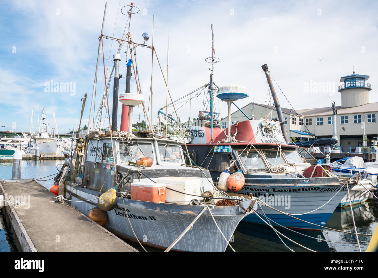 Zwei alte Schiffe am Hafen von Seattle's Fischer Terminal Stockfoto