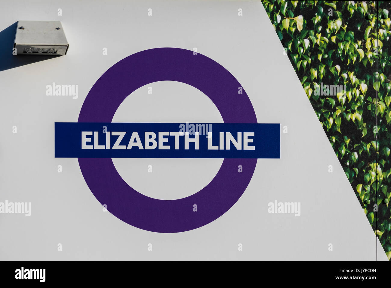 Neue Elizabeth Line Display Board außerhalb von Paddington Station, London, England, Großbritannien Stockfoto