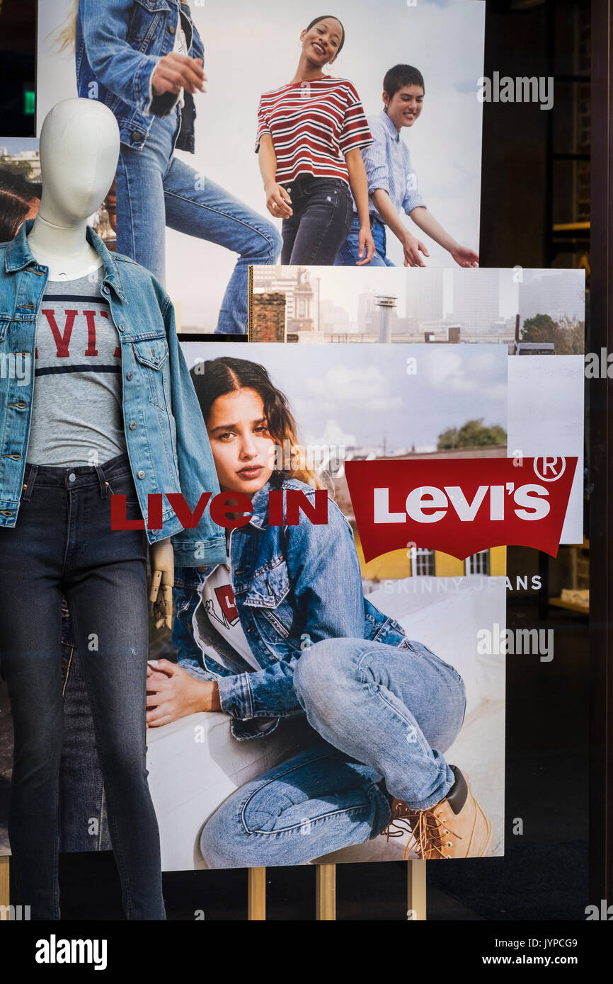 Levis Jeans store Fenster Anzeige auf der Regent Street, London, England, Großbritannien Stockfoto