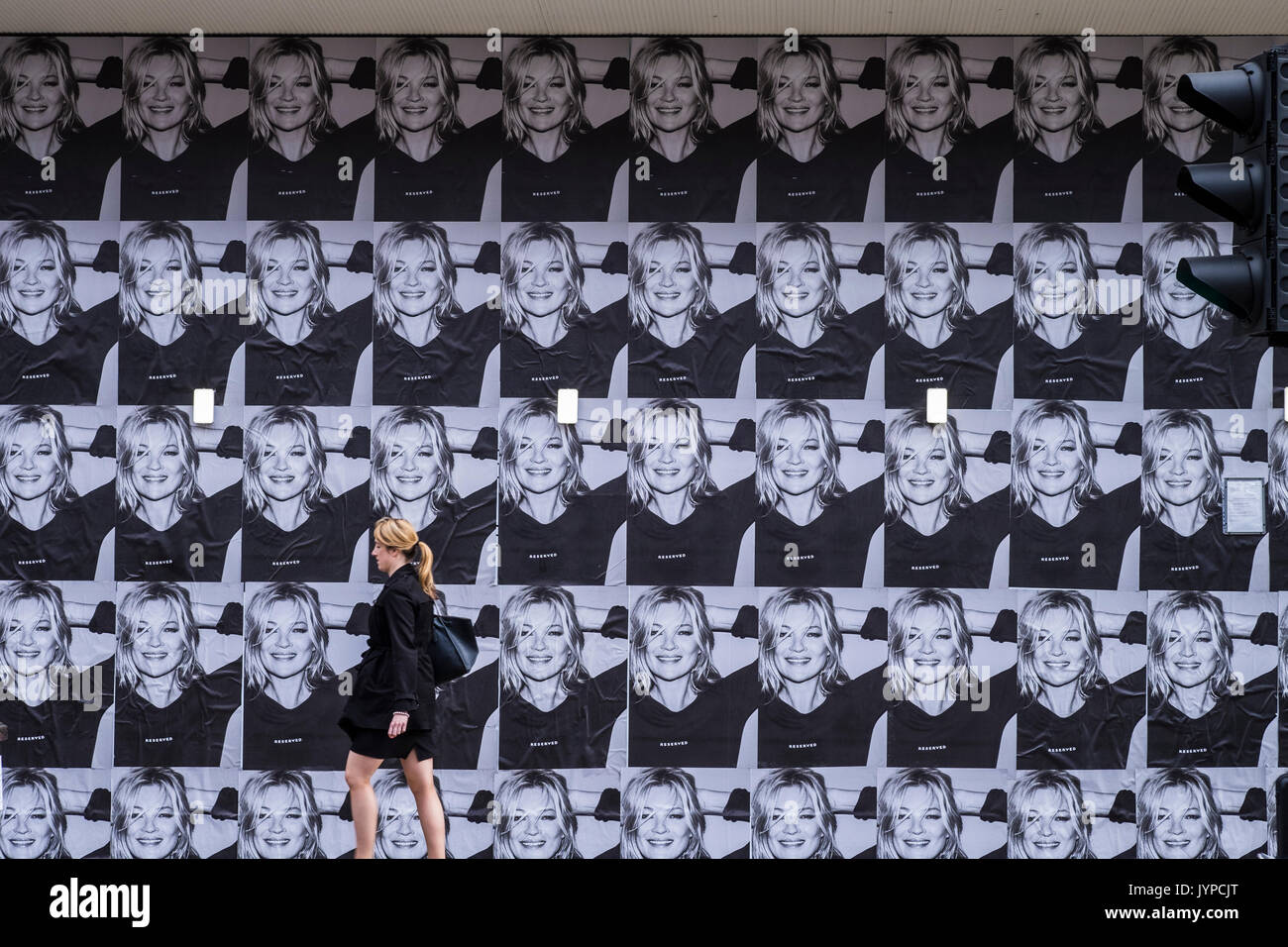 Kate Moss Gesicht der Polnischen Marke vorbehalten Öffnung auf der Oxford Street, London, England, Großbritannien Stockfoto