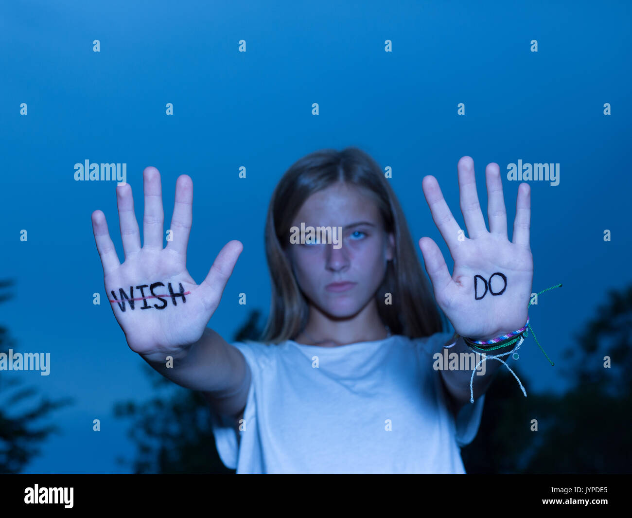Junges Mädchen halten Hände mit motivational Quotes auf Palmen geschrieben. Stockfoto