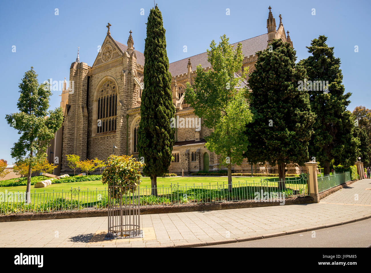 Seitliche Sicht auf die St. Mary's Cathedral und Gärten in der Stadt Perth, Western Australia Stockfoto