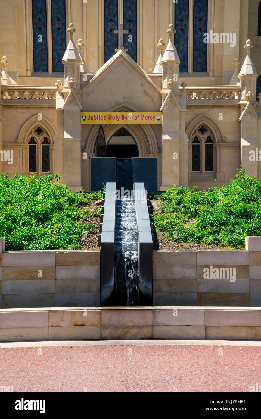 Kleine Kaskade Springbrunnen auf die St. Mary's Cathedral vor dem Eingang an der Victoria Street, Perth, Western Australia Stockfoto