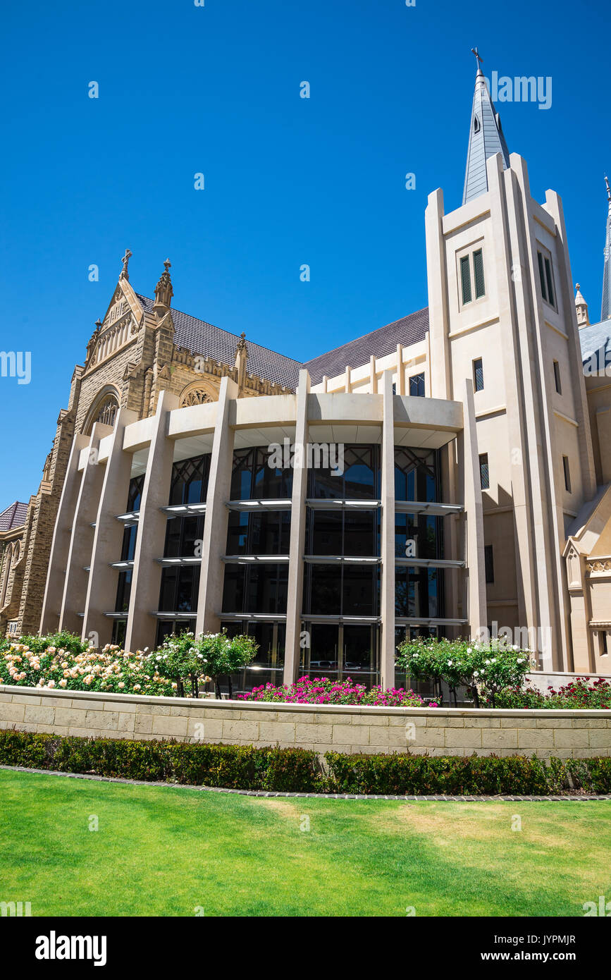 Seitliche Sicht auf die St. Mary's Cathedral in Perth, Western Australia Stockfoto