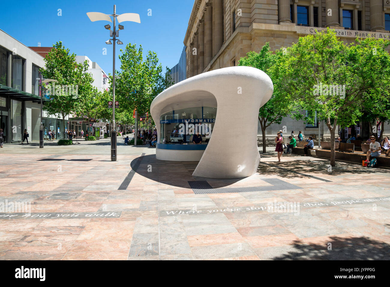 Fremdenverkehrsamt an Forrest und Murray Street in der Innenstadt von Perth, Western Australia Stockfoto