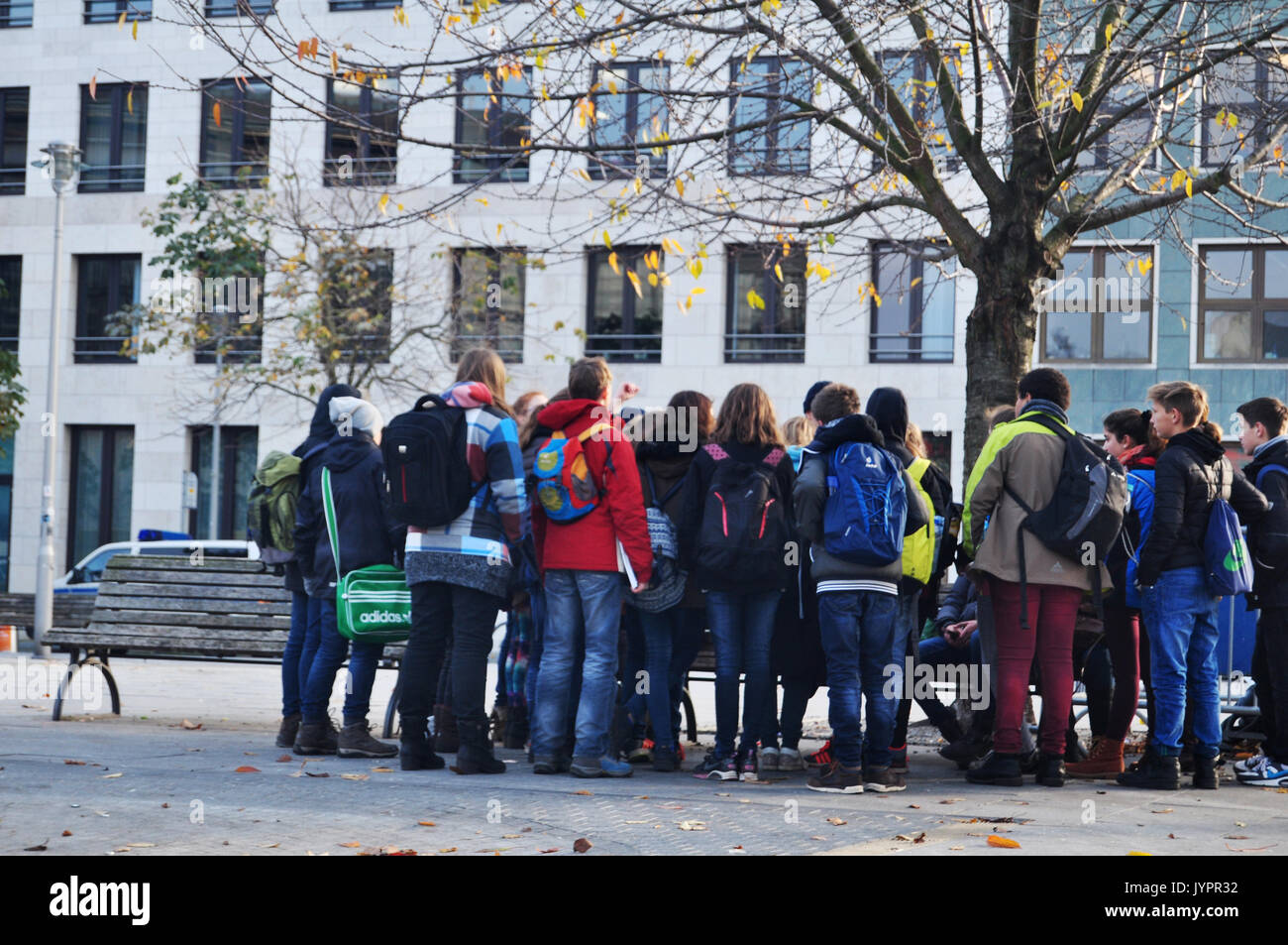 Deutsche Volk und fremde Reisende Masse um etwas im Garten, neben der Straße von Berlin City am 9. November in Berlin 2016, Deutsch Stockfoto