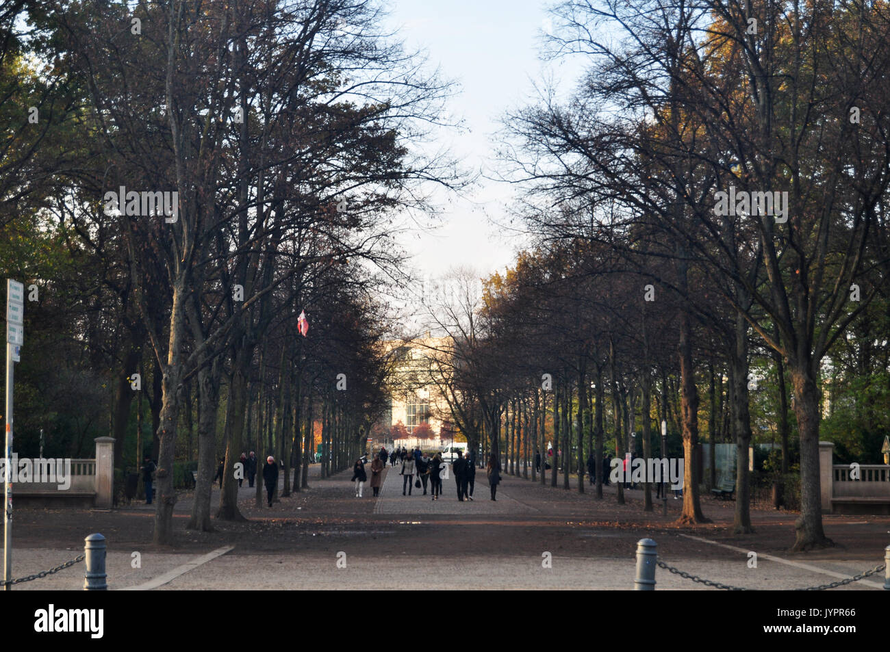 Deutsche und Reisende Leute gehen in den Garten und einen öffentlichen Park in Berlin in Berlin, Deutschland Stockfoto