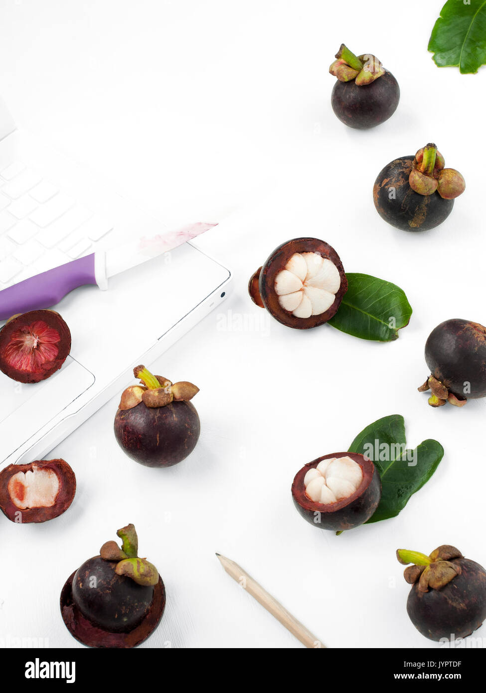 Mangosteen tropischen süße Frucht mit Blättern auf weißem Hintergrund Stockfoto