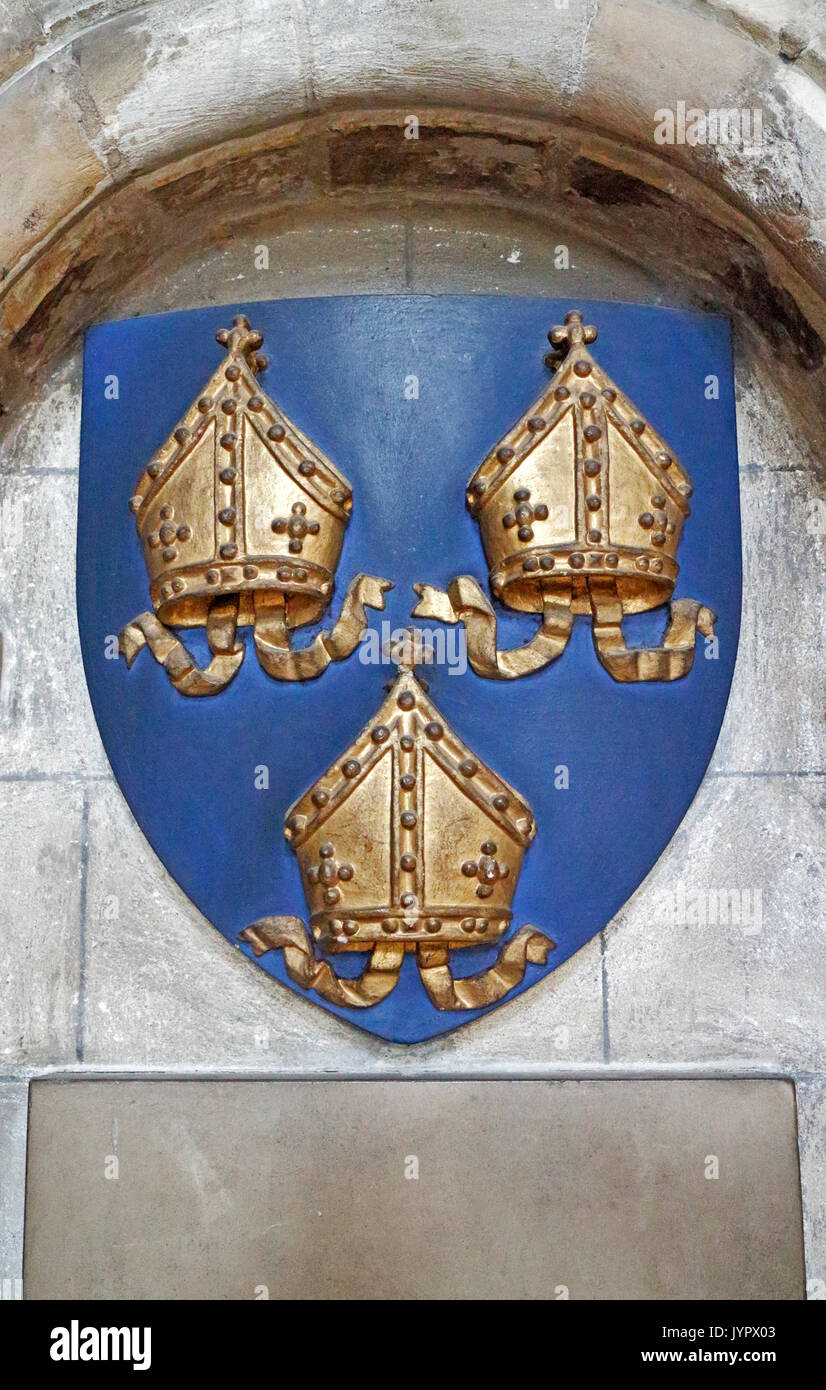 Das Wappen des Bischof von Norwich im nördlichen Seitenschiff des Doms in der Stadt Norwich, Norfolk, England, Vereinigtes Königreich. Stockfoto