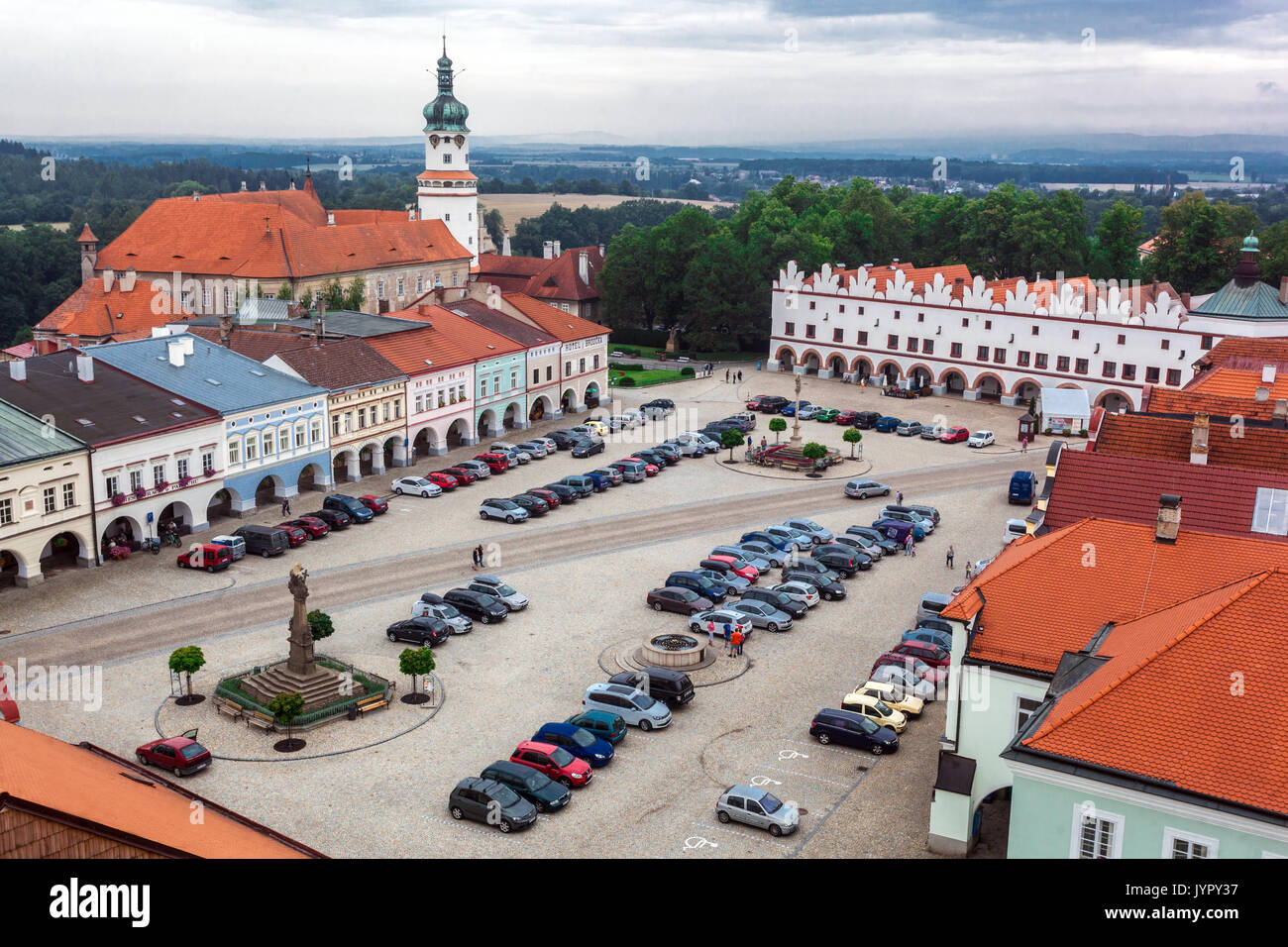 Nove Mesto nad Metuji, Hauptplatz und Schlossturm im Hintergrund, Luftaufnahme, Tschechische Republik Stockfoto