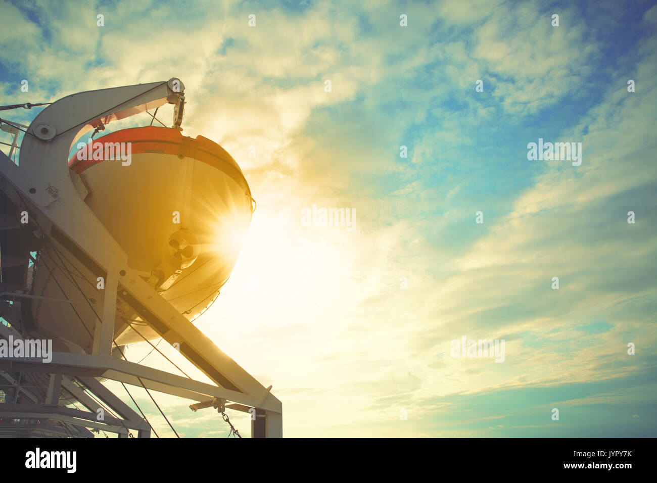 Rettungsboote auf einem Kreuzfahrtschiff. Die Lösung Bild, Copyspace Zusammensetzung Stockfoto