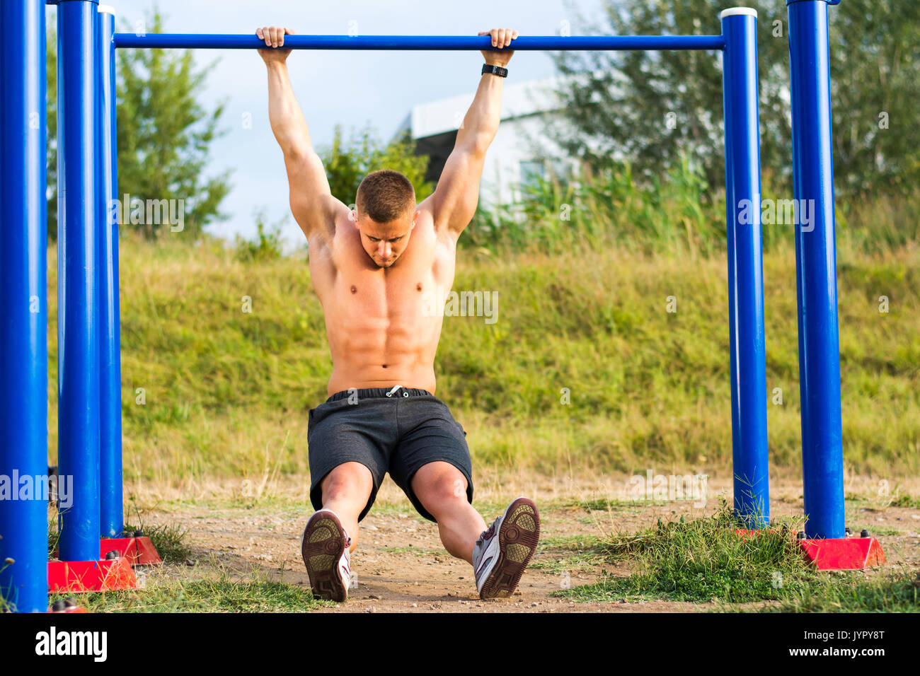 Mann streckte nach einem street Workout Stockfoto