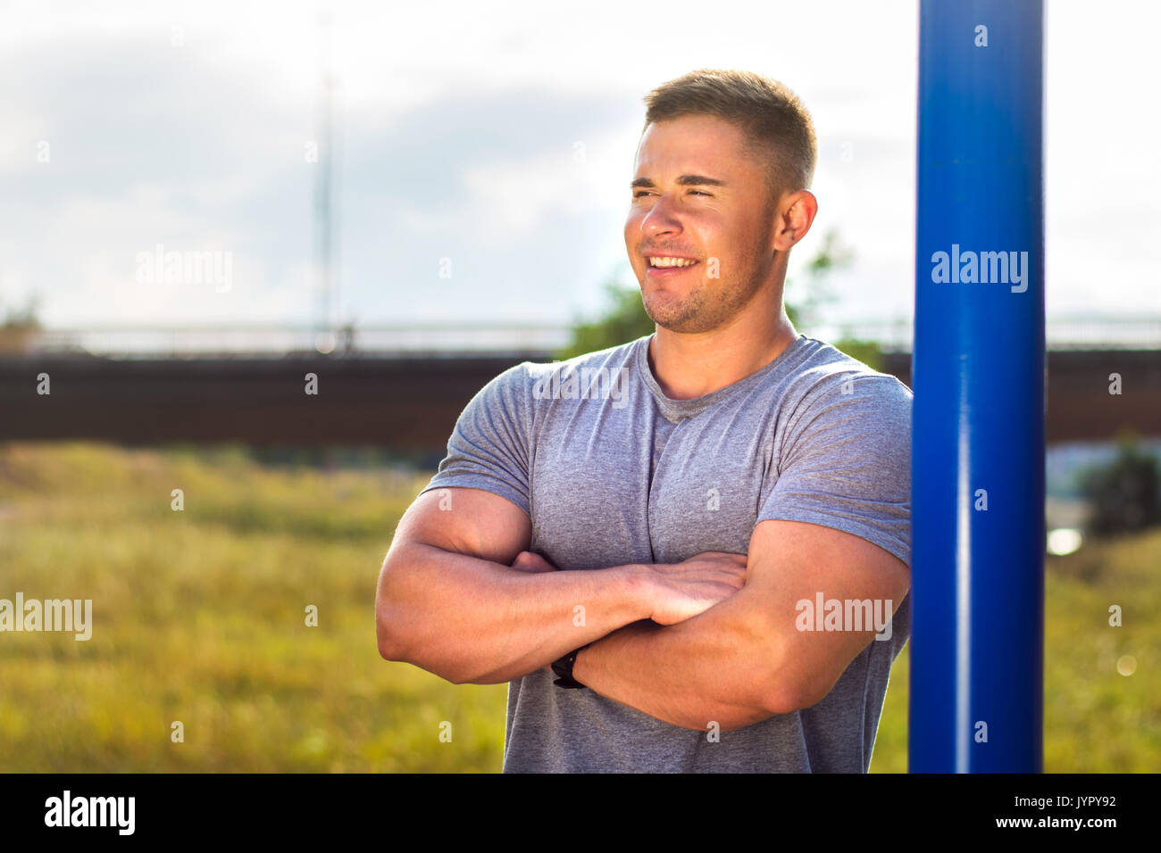 Maskulinen Mann an einem Street workout Park Stockfoto