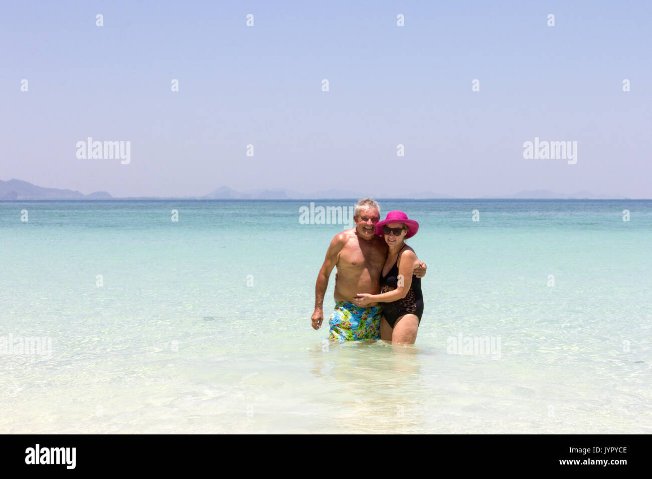 Senior Paar in Meer, Koh Lao Liang, Trang, Thailand Stockfoto
