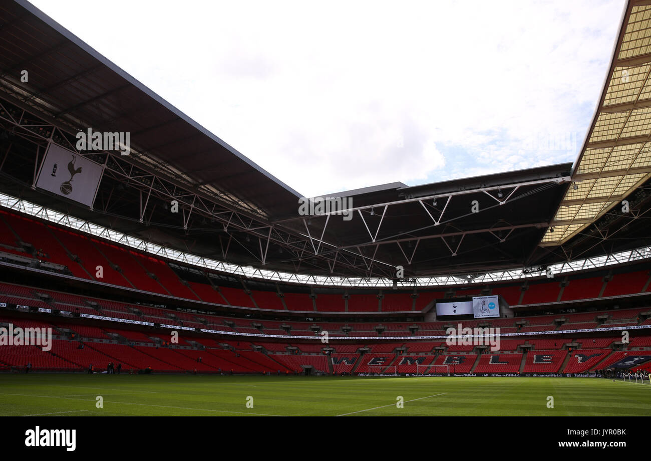 Tottenham Hotspur Branding im Boden vor der Premier League Match im Wembley Stadion, London. Stockfoto