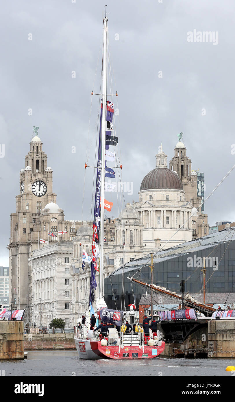 Die Grossbritannien Yacht verlässt das Albert Dock, der beim Start des Clipper Race rund um die Welt an der Albert Docks, Liverpool. Stockfoto