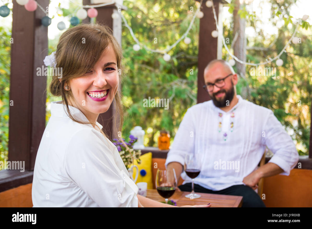 Glückliches Paar an einem Tag im Restaurant Stockfoto