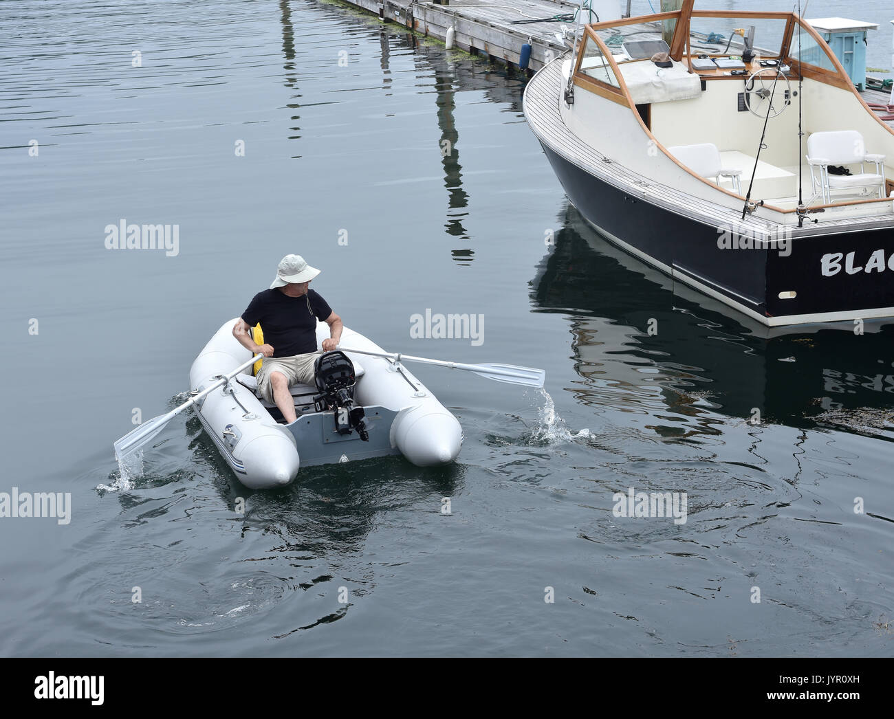Ein Boot Besitzer macht sich auf den Weg zurück zu seinem Liegeplatz - Boothbay Harbor, Maine Stockfoto