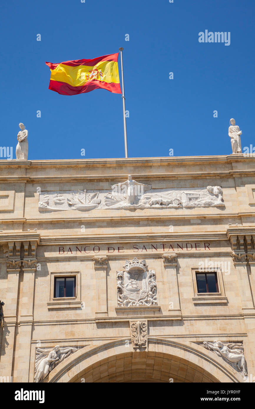 Spanische Flagge über dem Sitz der Santander Bank/Banco Santander in Santander Spanien fliegen Stockfoto