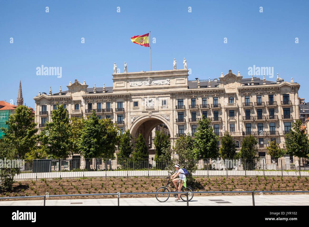 Radfahrer reiten Vergangenheit der Sitz der Santander Bank/Banco Santander in Santander, Spanien Stockfoto