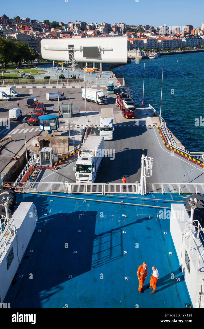 Lkw Fahren auf der Brittany Ferries in Santander für die Überfahrt nach Portsmouth in England mit der botin Kunst im Hintergrund mitte Schiff Stockfoto