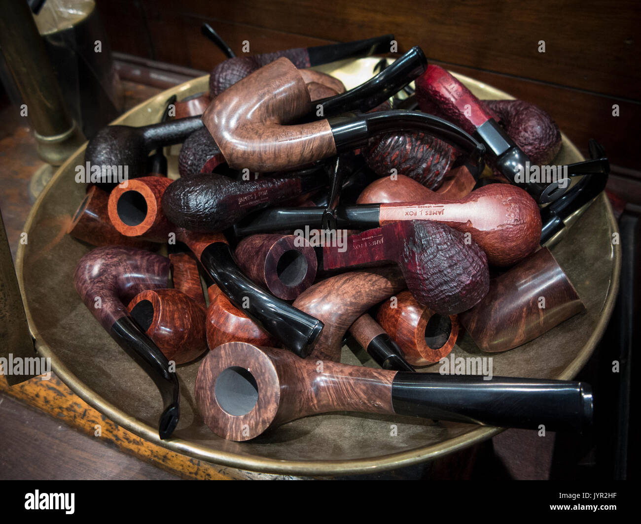Eine Metallschüssel voll von verschiedenen Arten von Pfeifen Pfeife Raucher' Stockfoto