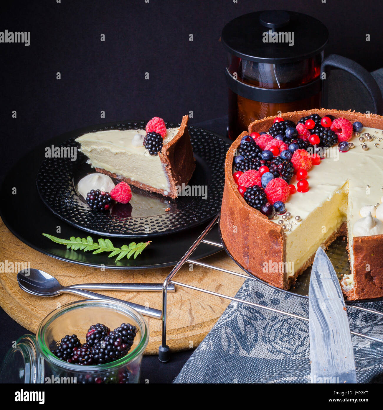 White Chocolate Mousse Cake auf einem dunklen Hintergrund. Stockfoto